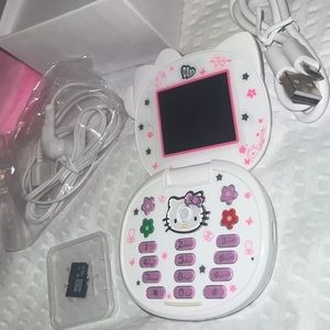 Hello kitty flip phone 💞💞😍😍